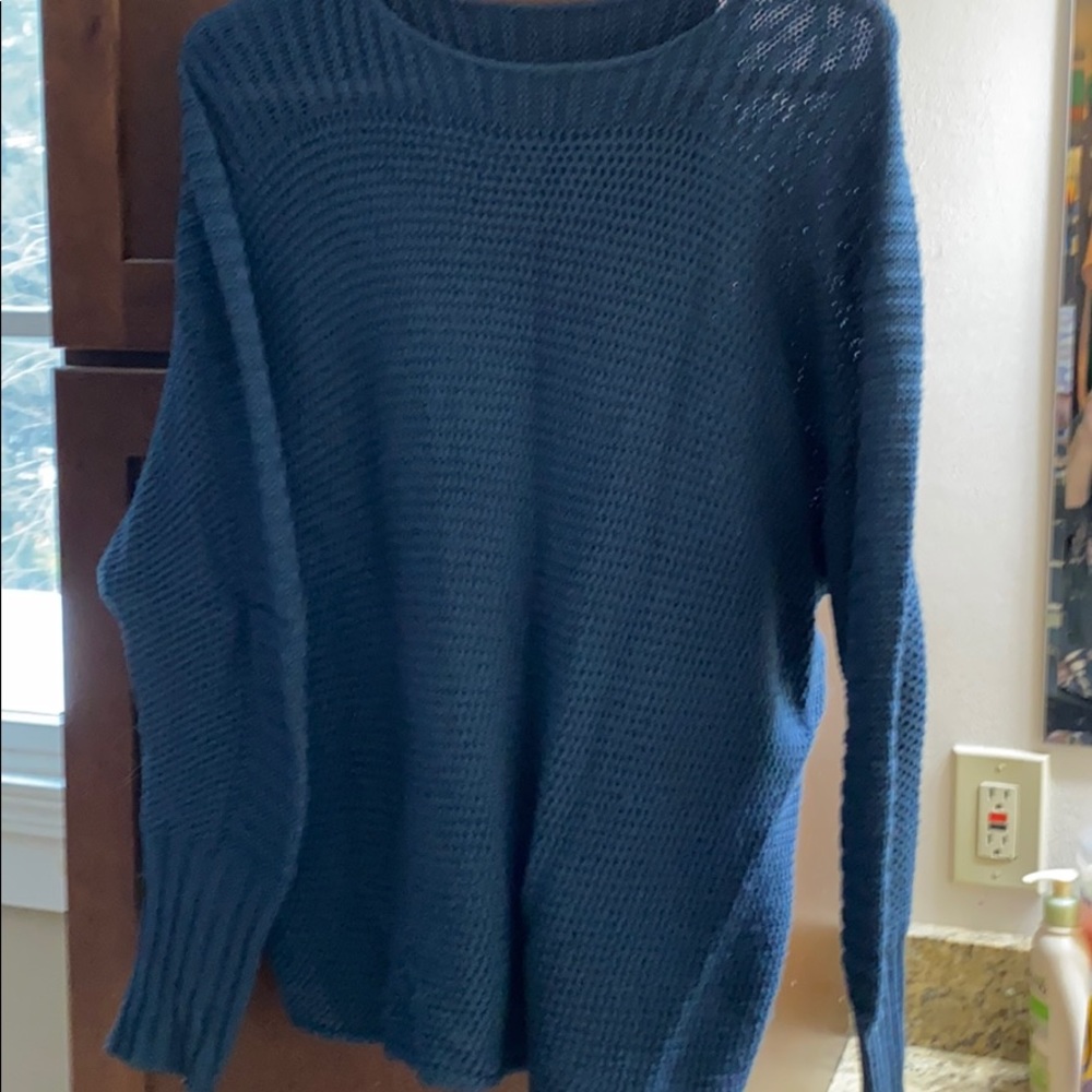 Light and attractive knit sweater